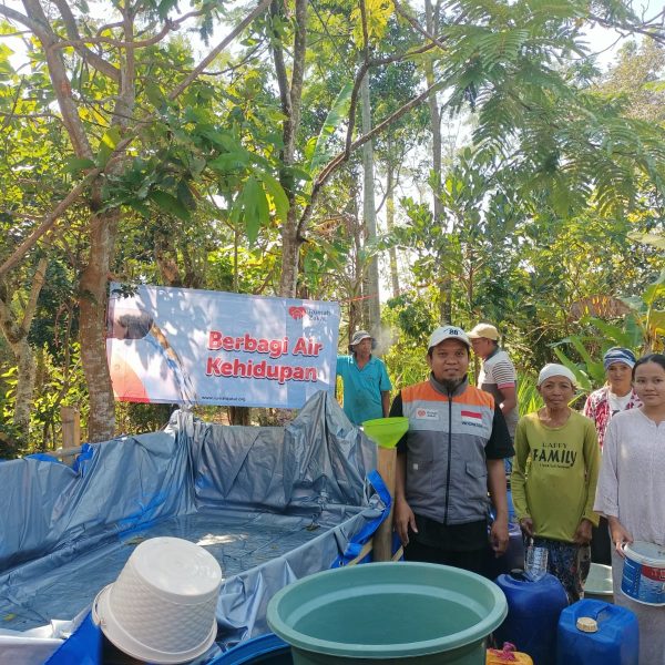 Rumah Zakat menyalurkan air bersih untuk warga terdampak kekeringan di Lumajang.