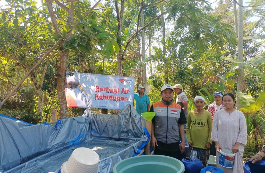 Rumah Zakat menyalurkan air bersih untuk warga terdampak kekeringan di Lumajang.