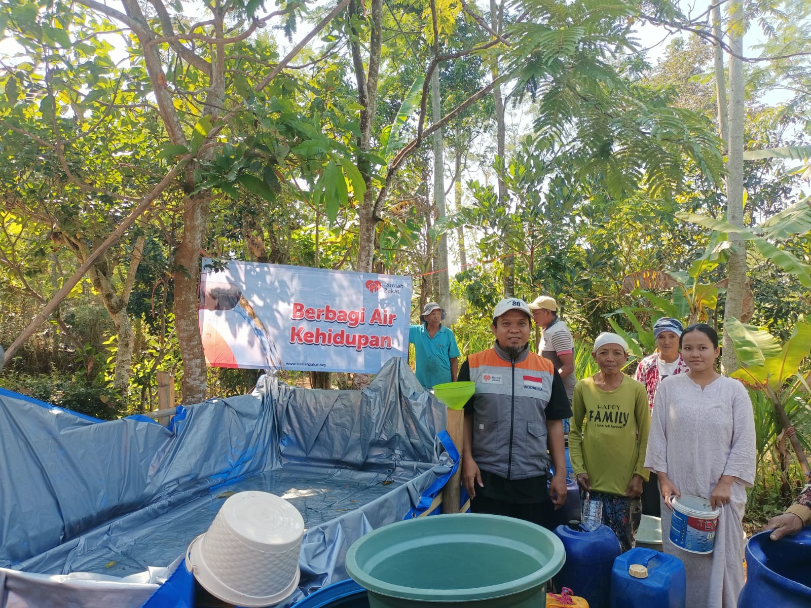 Rumah Zakat menyalurkan air bersih untuk warga terdampak kekeringan di Lumajang.