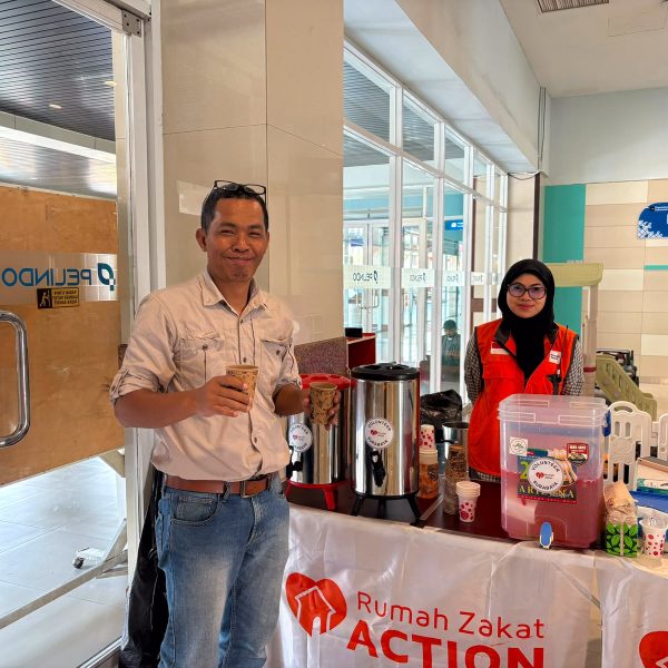 Rumah Zakat menyalurkan air bersih untuk warga terdampak kekeringan di Lumajang.