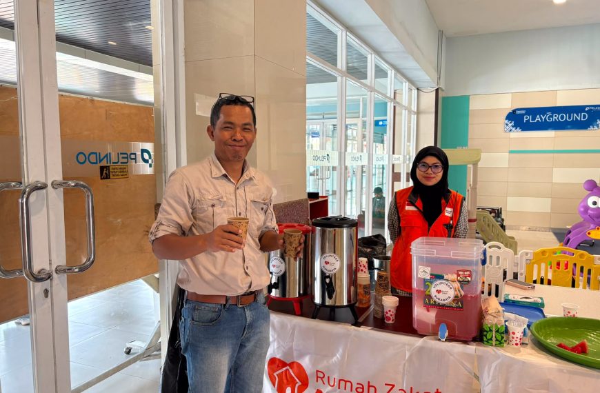 Rumah Zakat menyalurkan air bersih untuk warga terdampak kekeringan di Lumajang.