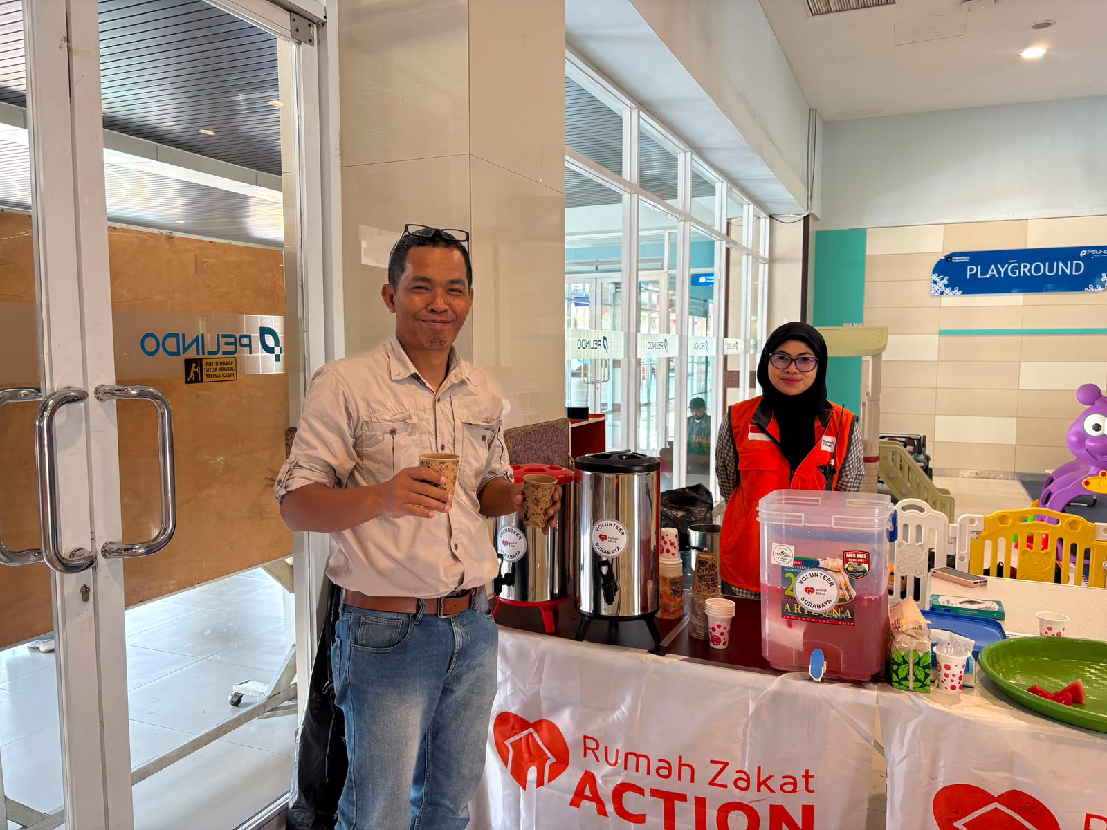 Rumah Zakat menyalurkan air bersih untuk warga terdampak kekeringan di Lumajang. Rumah Zakat menyalurkan air bersih untuk warga terdampak kekeringan di Lumajang.