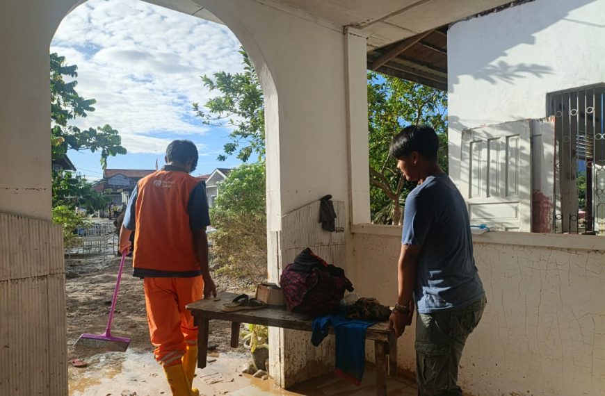 Relawan Rumah Zakat Action membersihkan lumpur di Panti Asuhan Puti Bungsu pascabanjir Padang.
