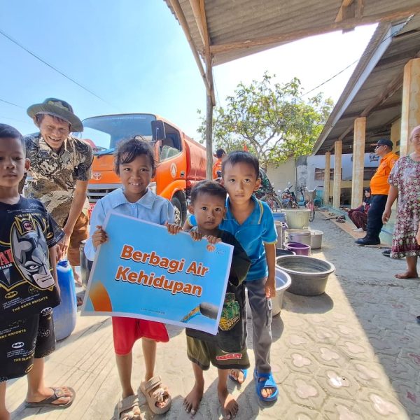 Penyaluran 20.000 liter air bersih untuk warga Indramayu