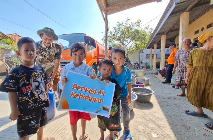 Penyaluran 20.000 liter air bersih untuk warga Indramayu