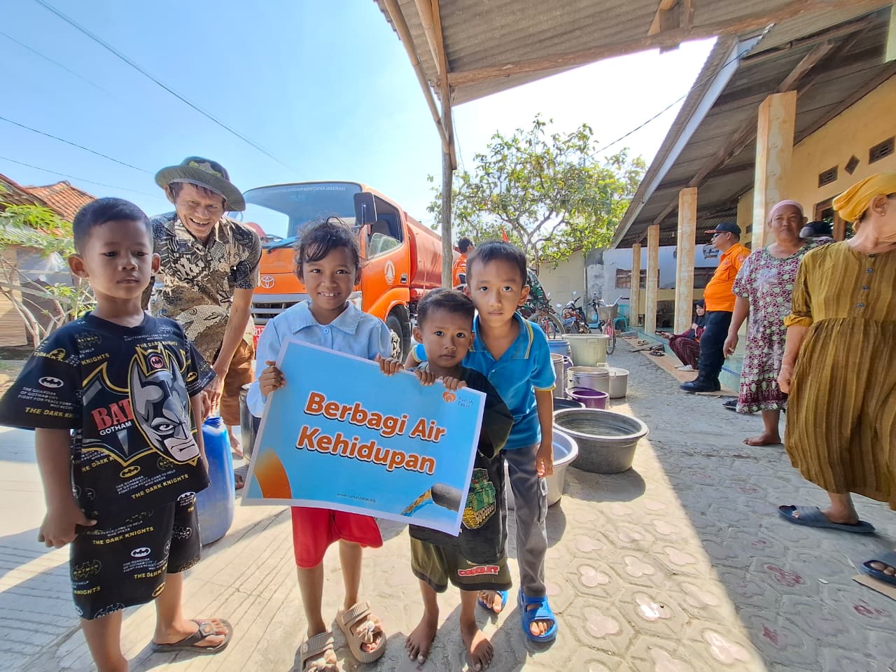 Penyaluran 20.000 liter air bersih untuk warga Indramayu