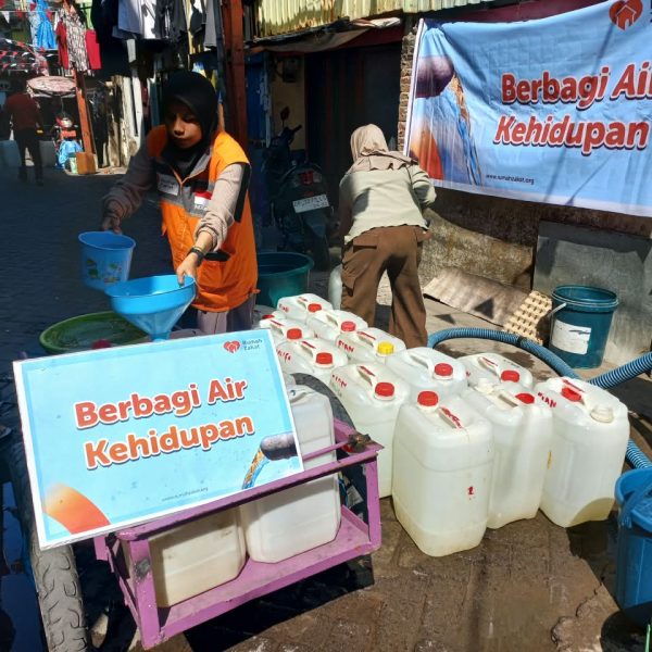 Rumah Zakat Berbagi Air Kehidupan, Salurkan 20.000…