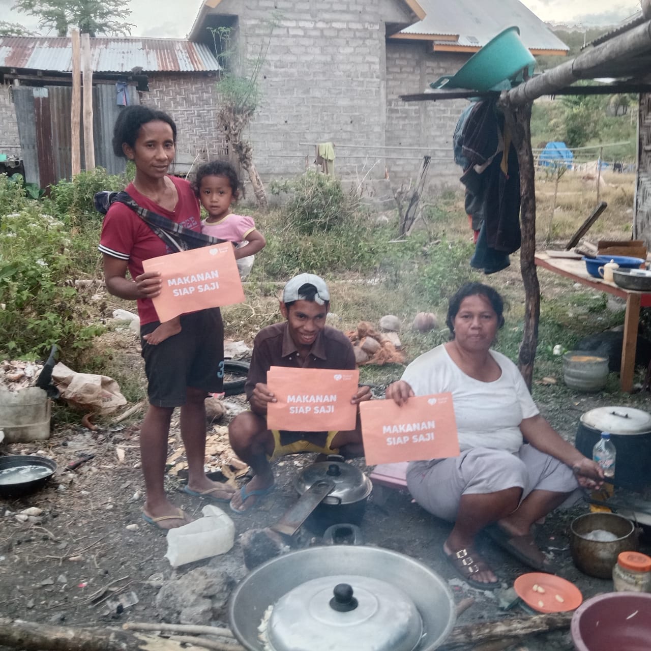 Relawan Rumah Zakat menyalurkan makanan kepada penyintas gempa di Manggarai, Nusa Tenggara Timur Relawan Rumah Zakat menyalurkan makanan kepada penyintas gempa di Manggarai, Nusa Tenggara Timur