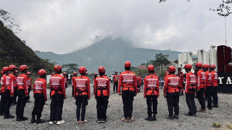 Relawan Rumah Zakat Ikuti Pelatihan Vertical Rescue di Gunung Kelud