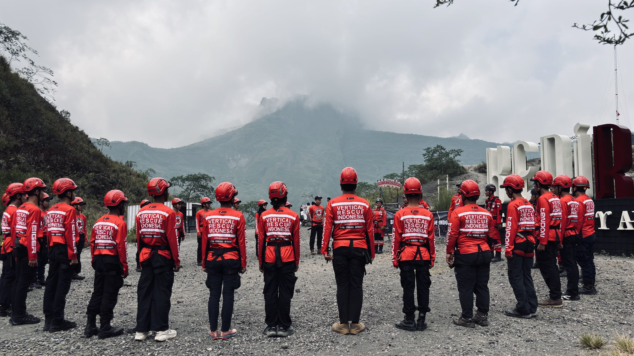 Relawan Rumah Zakat Kediri mengikuti pelatihan vertical rescue di Gunung Kelud
