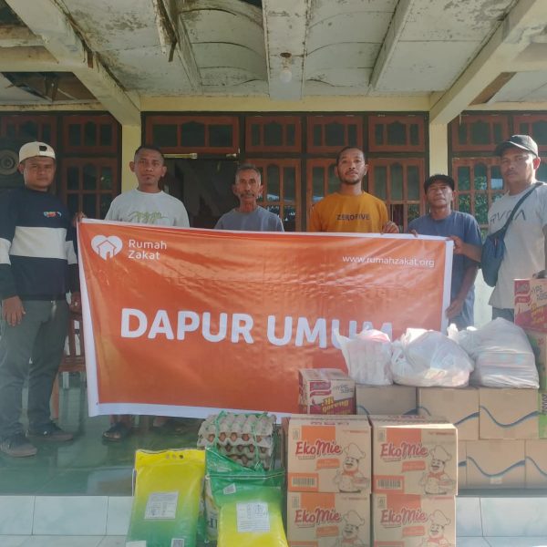 Relawan Rumah Zakat menyalurkan makanan melalui Dapur Umum kepada penyintas gempa di Nagekeo