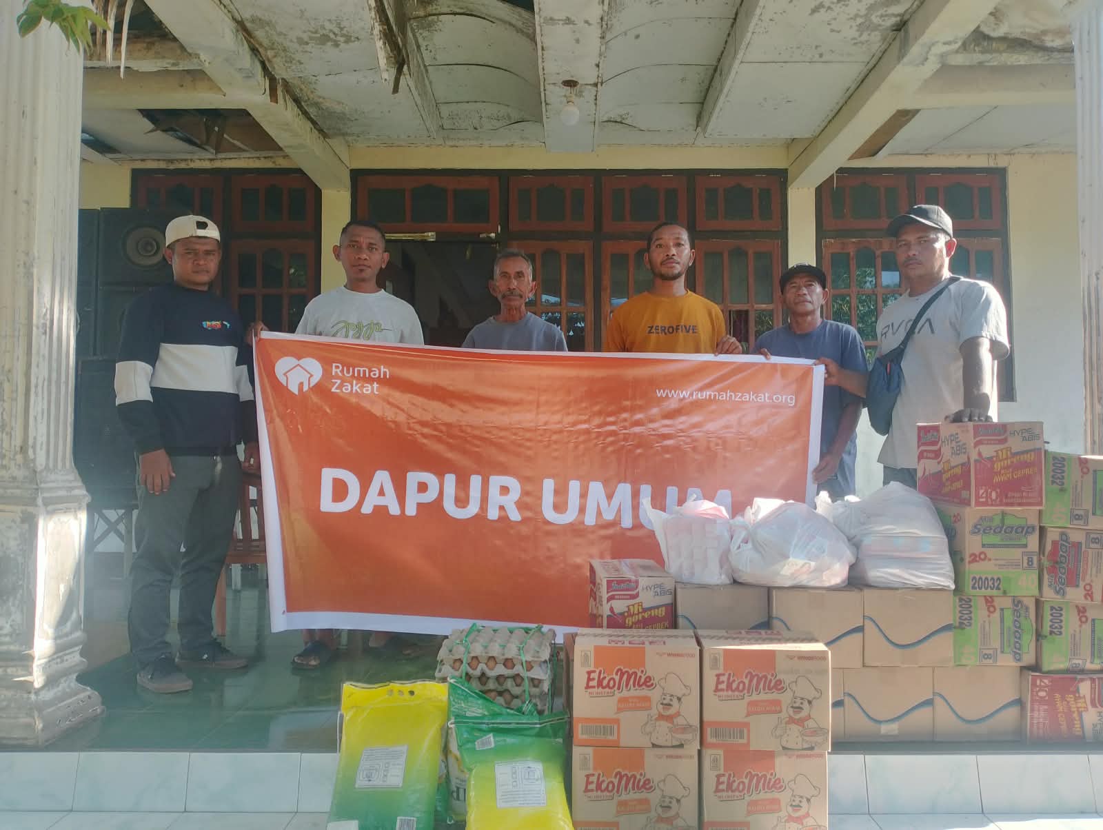 Relawan Rumah Zakat menyalurkan makanan melalui Dapur Umum kepada penyintas gempa di Nagekeo Relawan Rumah Zakat menyalurkan makanan melalui Dapur Umum kepada penyintas gempa di Nagekeo