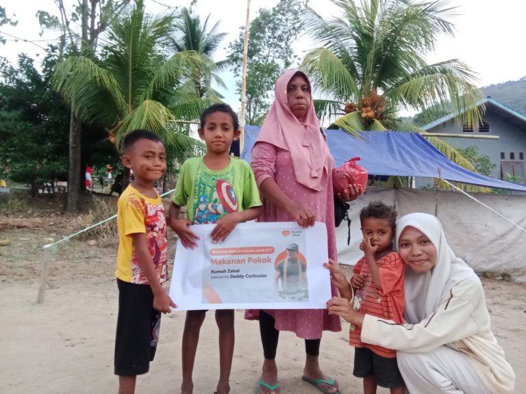 Deddy Corbuzier Bersama Rumah Zakat Salurkan Bantuan Makanan Pokok untuk Pengungsi Gempa Flores