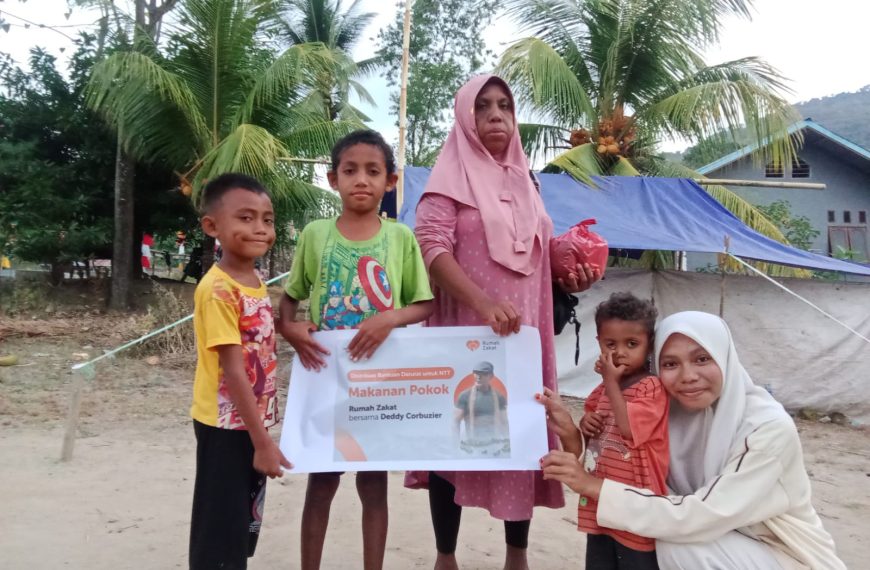 Deddy Corbuzier bersama Rumah Zakat menyalurkan bantuan makanan untuk pengungsi gempa Flores