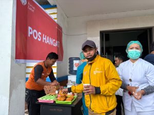 Relawan Rumah Zakat menyalurkan bantuan kepada penyintas gempa Nusa Tenggara Timur