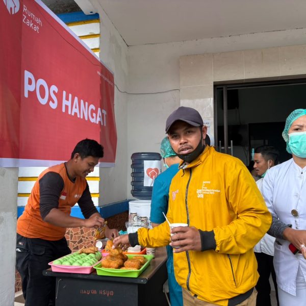 Relawan Rumah Zakat menyalurkan bantuan Pos Hangat dan Pos Segar di RSUD Ruteng pascagempa