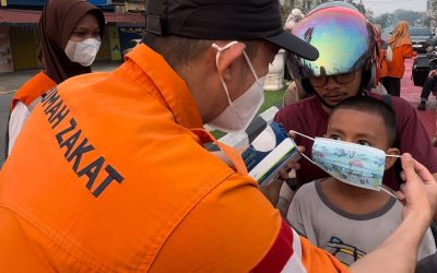 Kualitas Udara Pontianak Masuk Kategori Sangat Tidak Sehat, Relawan Bagikan Masker