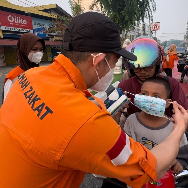 Relawan membagikan masker kepada warga dalam Gerakan Pakai Masker Bersama di Pontianak