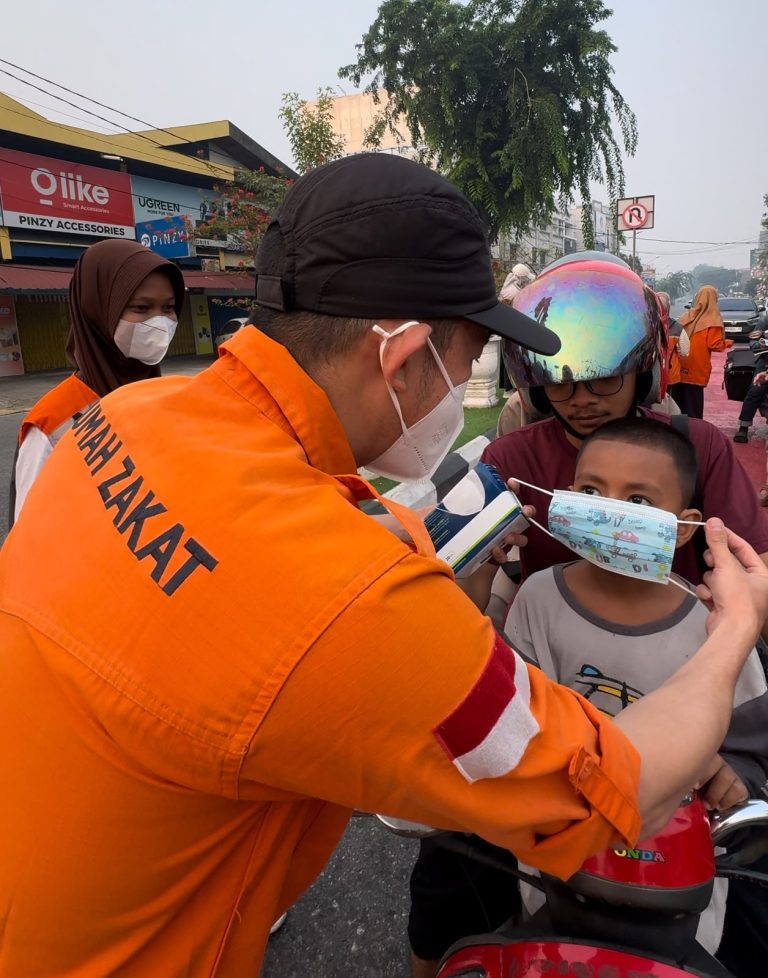Kualitas Udara Pontianak Masuk Kategori Sangat Tidak Sehat, Relawan Bagikan Masker