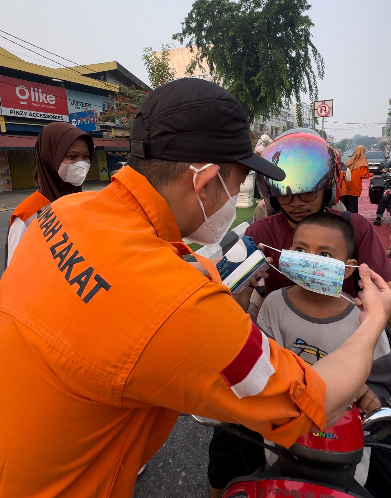 Relawan membagikan masker kepada warga dalam Gerakan Pakai Masker Bersama di Pontianak