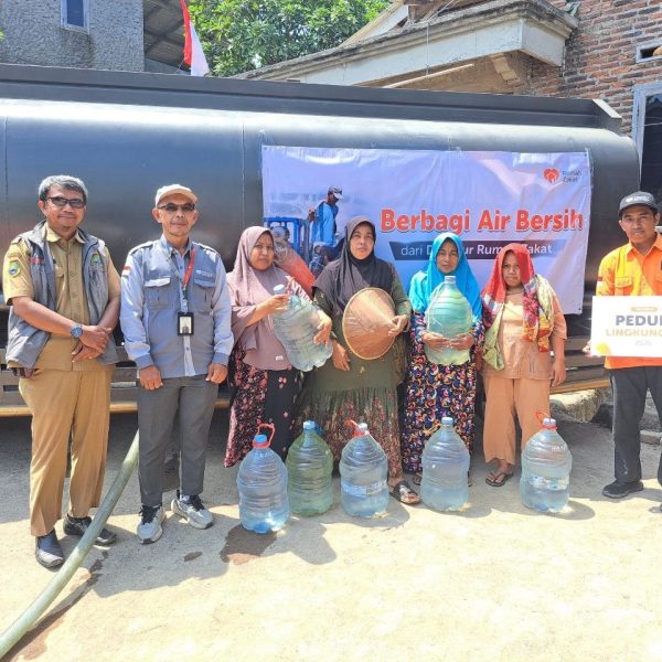 Rumah Zakat menyalurkan 8.000 liter air bersih kepada warga Tembulum Cilegon