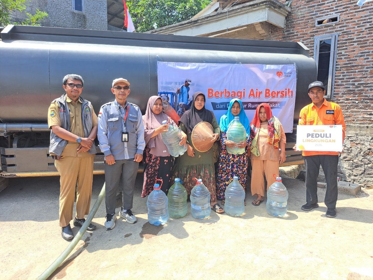 Rumah Zakat menyalurkan 8.000 liter air bersih kepada warga Tembulum Cilegon Rumah Zakat menyalurkan 8.000 liter air bersih kepada warga Tembulum Cilegon