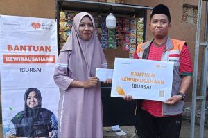 Rumah Zakat menyalurkan bantuan modal usaha kepada pelaku usaha mikro di Sumenep