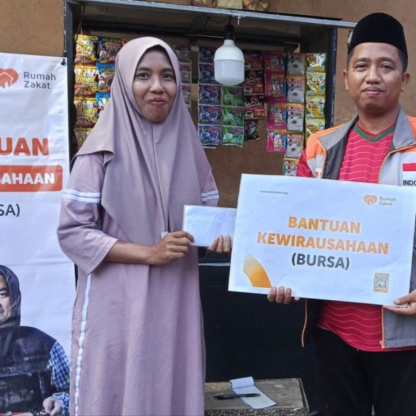 Rumah Zakat menyalurkan bantuan modal usaha kepada pelaku usaha mikro di Sumenep