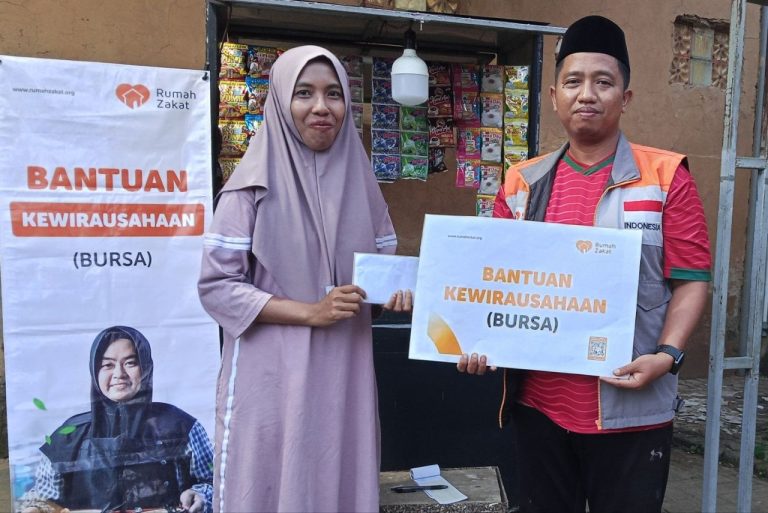Rumah Zakat Salurkan Bantuan Modal Usaha untuk Perkuat Ekonomi Keluarga di Karangbudi