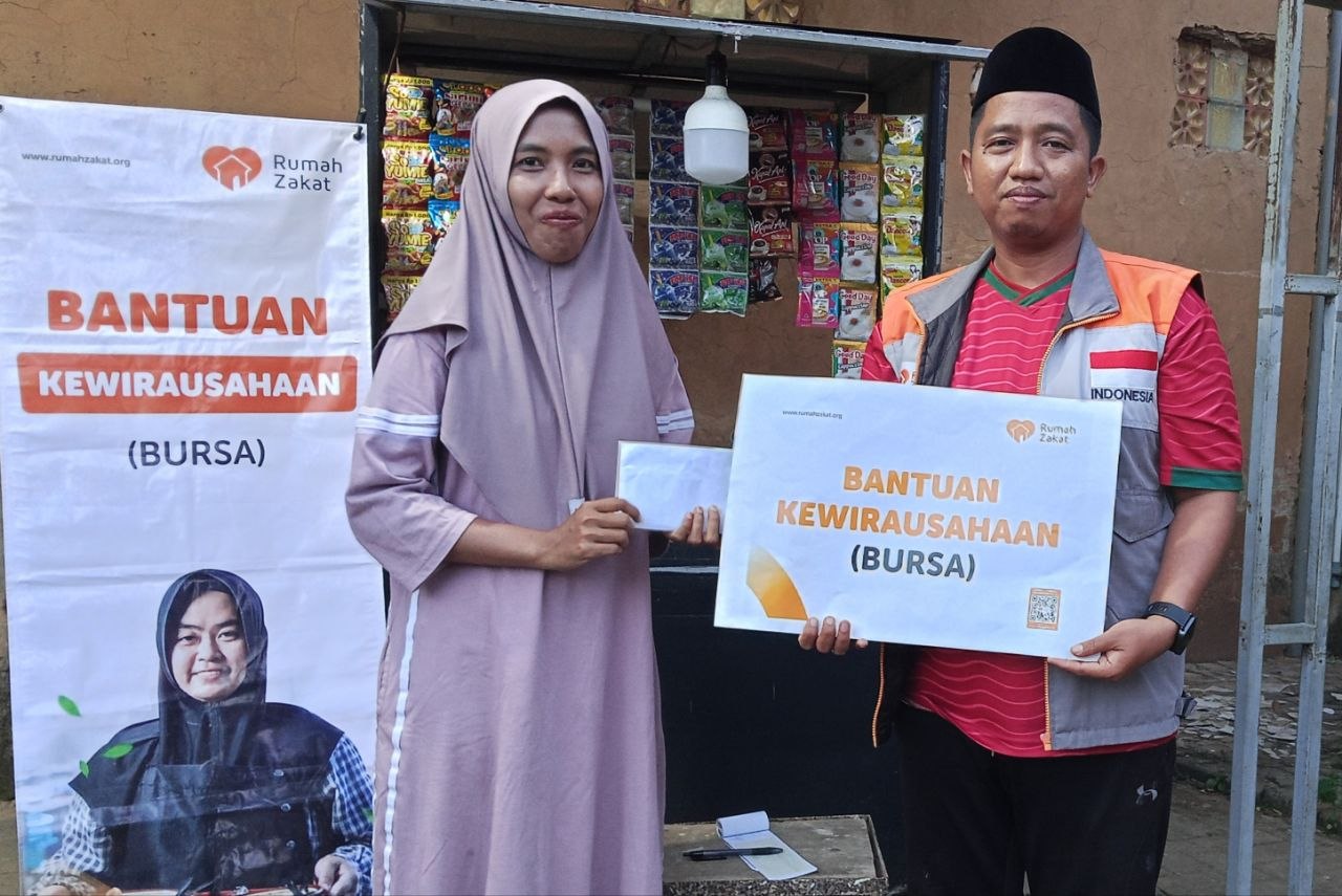 Rumah Zakat menyalurkan bantuan modal usaha kepada pelaku usaha mikro di Sumenep Rumah Zakat menyalurkan bantuan modal usaha kepada pelaku usaha mikro di Sumenep