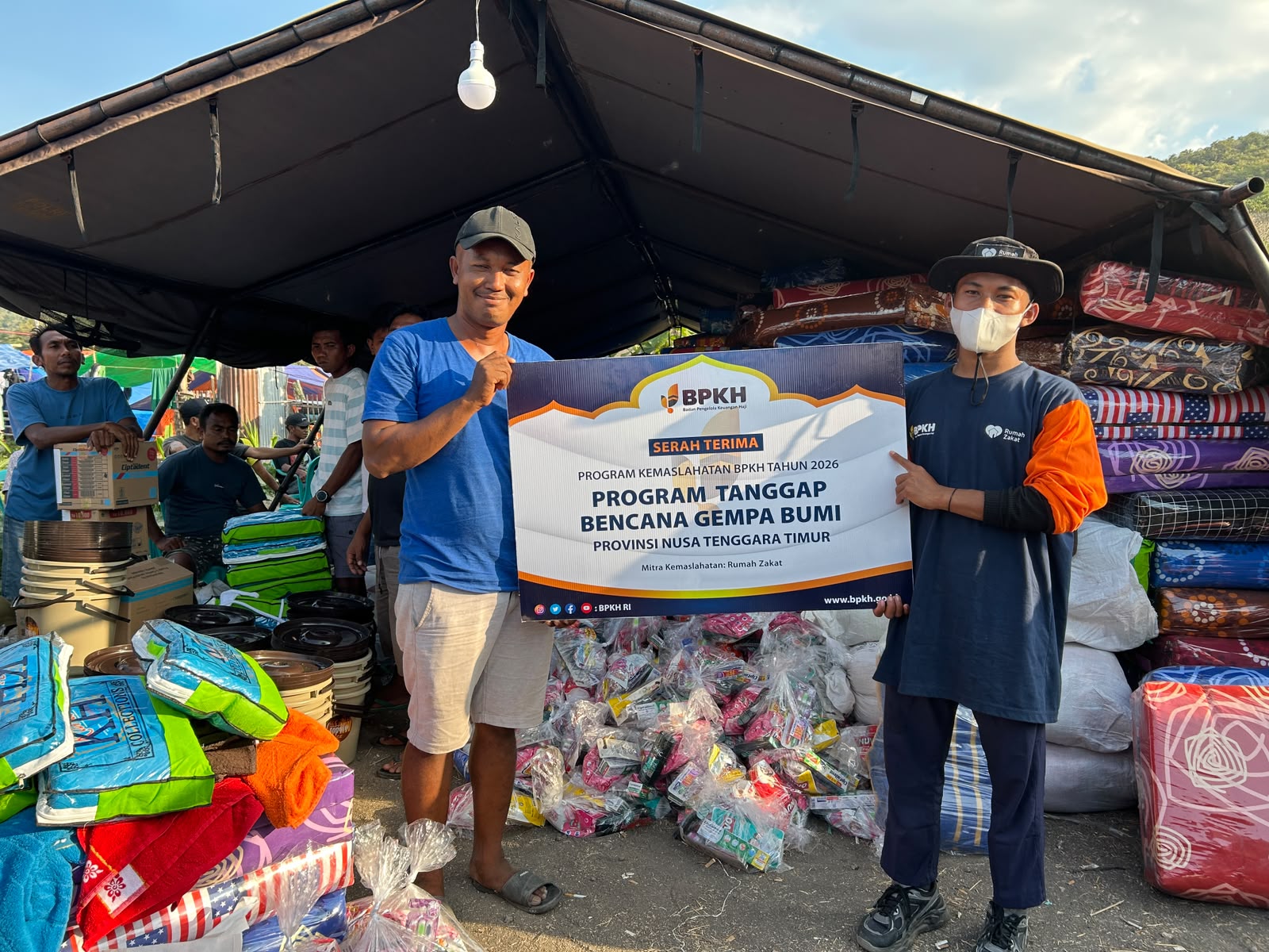 BPKH dan Rumah Zakat menyalurkan bantuan tanggap darurat untuk penyintas gempa di Dusun Waso Manggarai Timur BPKH dan Rumah Zakat menyalurkan bantuan tanggap darurat untuk penyintas gempa di Dusun Waso Manggarai Timur