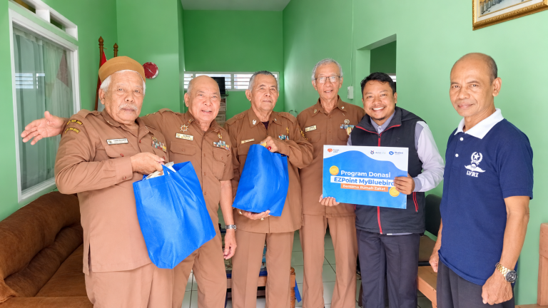 Bluebird Group Bersama Rumah Zakat Salurkan 42 Paket Sembako untuk Veteran Kota Bogor
