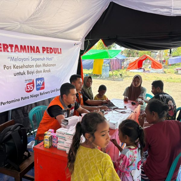 PT Pertamina Patra Niaga Refinery Unit Dumai bersama Rumah Zakat memberikan layanan kesehatan dan makanan anak bagi penyintas gempa di Manggarai Timur.