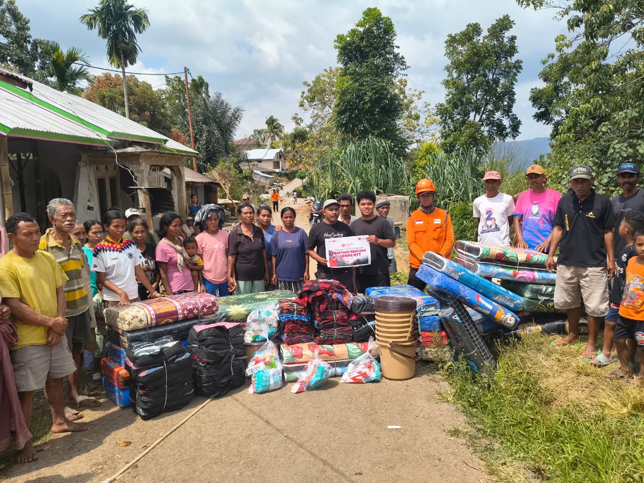 Shopee Peduli bersama Rumah Zakat menyalurkan bantuan kemanusiaan di Manggarai Barat Shopee Peduli bersama Rumah Zakat menyalurkan bantuan kemanusiaan di Manggarai Barat