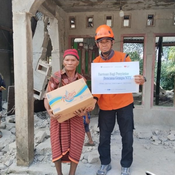 Paragon Corp bersama Rumah Zakat menyalurkan bantuan air mineral untuk warga Manggarai Barat