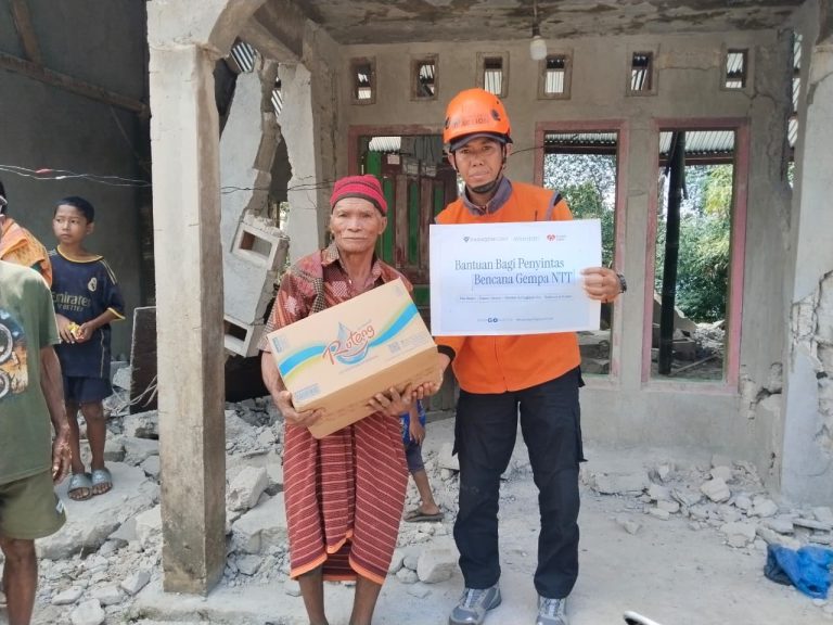 Paragon Corp Bersama Rumah Zakat Salurkan Bantuan Air Mineral untuk Warga Manggarai Barat