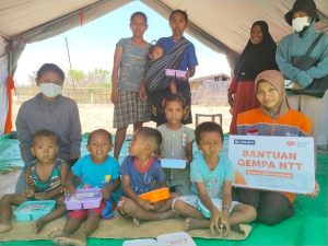 Lolex dan Rumah Zakat menyalurkan makanan bergizi untuk anak dan ibu pascabencana di Nagekeo NTT