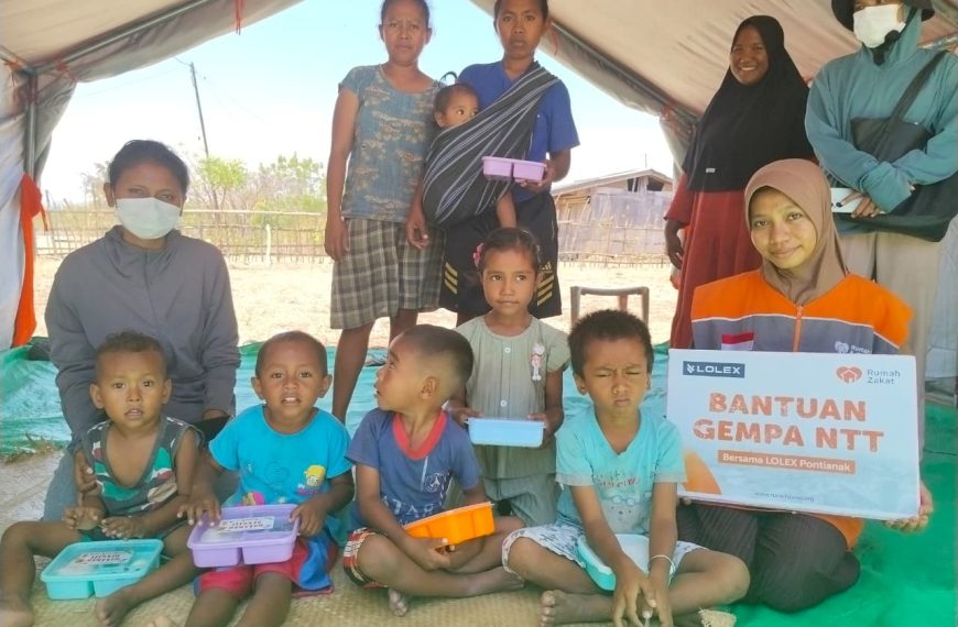 Lolex dan Rumah Zakat menyalurkan makanan bergizi untuk anak dan ibu pascabencana di Nagekeo NTT