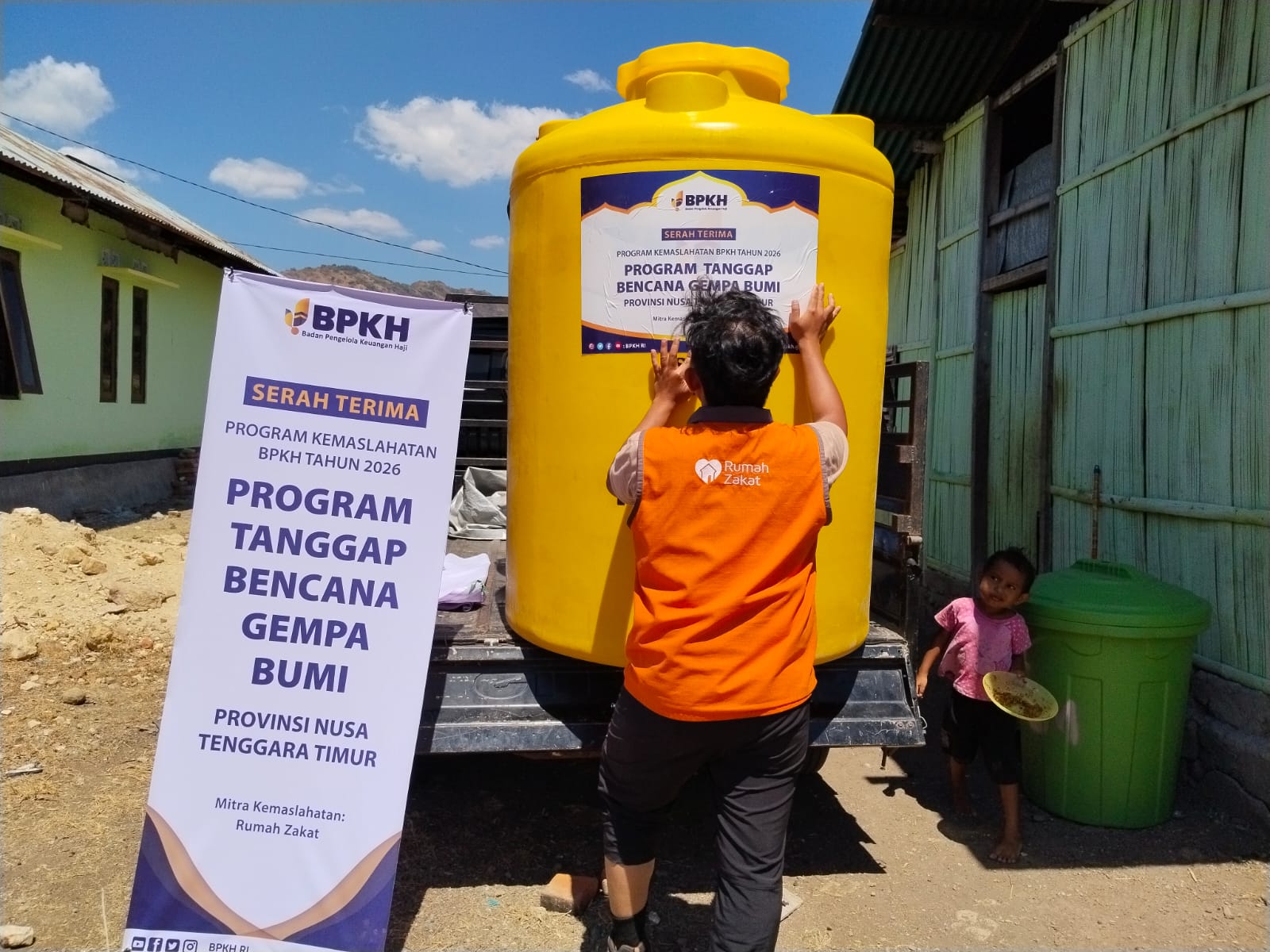 Tandon air 1.300 liter bantuan BPKH dan Rumah Zakat untuk penyintas gempa NTT di Nagekeo