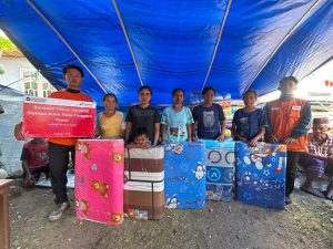 PGN dan Rumah Zakat menyalurkan 100 kasur untuk pengungsi gempa di Compang Dari Manggarai