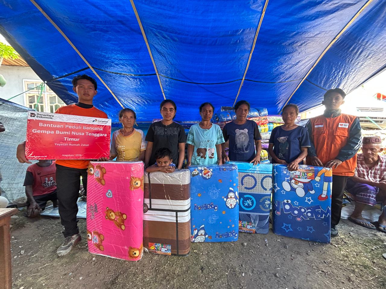 PGN dan Rumah Zakat menyalurkan 100 kasur untuk pengungsi gempa di Compang Dari Manggarai PGN dan Rumah Zakat menyalurkan 100 kasur untuk pengungsi gempa di Compang Dari Manggarai