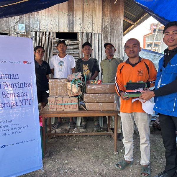 Paragon Corp dan Rumah Zakat menyalurkan 120 senter untuk penyintas gempa di Manggarai