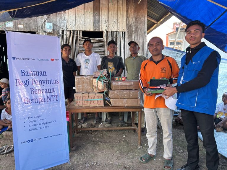 Paragon Corp Bersama Rumah Zakat Salurkan 120 Senter untuk Penyintas Gempa di Manggarai