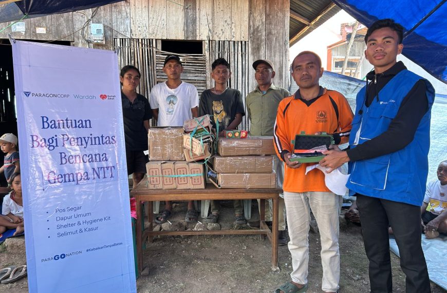 Paragon Corp dan Rumah Zakat menyalurkan 120 senter untuk penyintas gempa di Manggarai