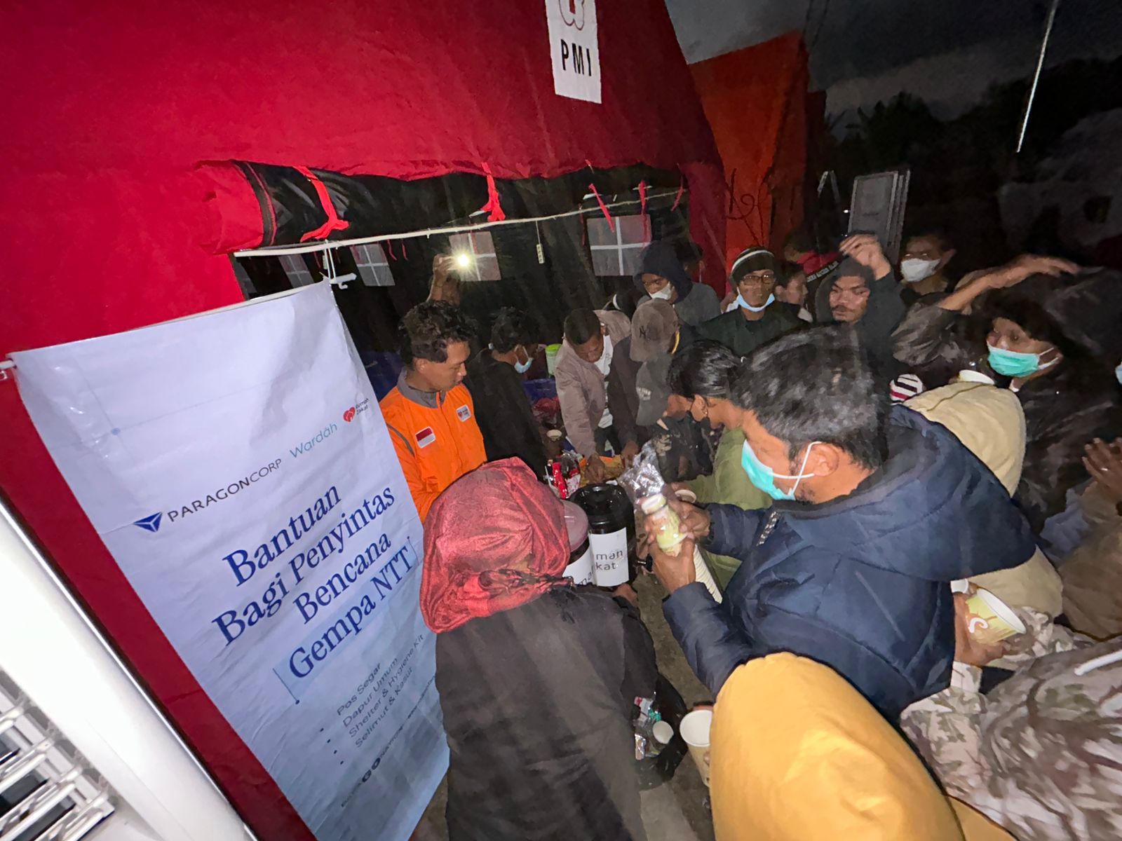 Paragon Corp dan Rumah Zakat membagikan minuman hangat di RS Lapangan Bandara Ruteng Paragon Corp dan Rumah Zakat membagikan minuman hangat di RS Lapangan Bandara Ruteng