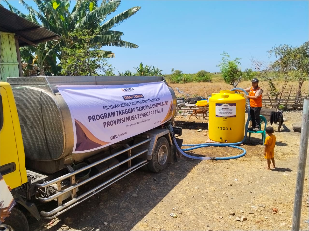 BPKH dan Rumah Zakat menyalurkan 7.700 liter air bersih untuk penyintas gempa NTT BPKH dan Rumah Zakat menyalurkan 7.700 liter air bersih untuk penyintas gempa NTT