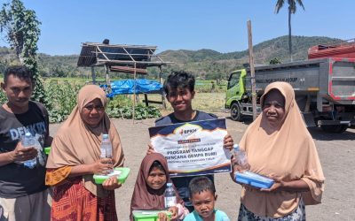 BPKH Bersama Rumah Zakat Salurkan 200 Paket Makanan Siap Saji untuk Penyintas Gempa di Dusun Waso, Manggarai Timur