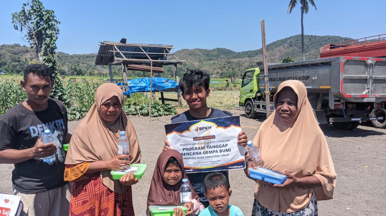 BPKH dan Rumah Zakat menyalurkan 200 paket makanan siap saji untuk penyintas gempa di Manggarai Timur.