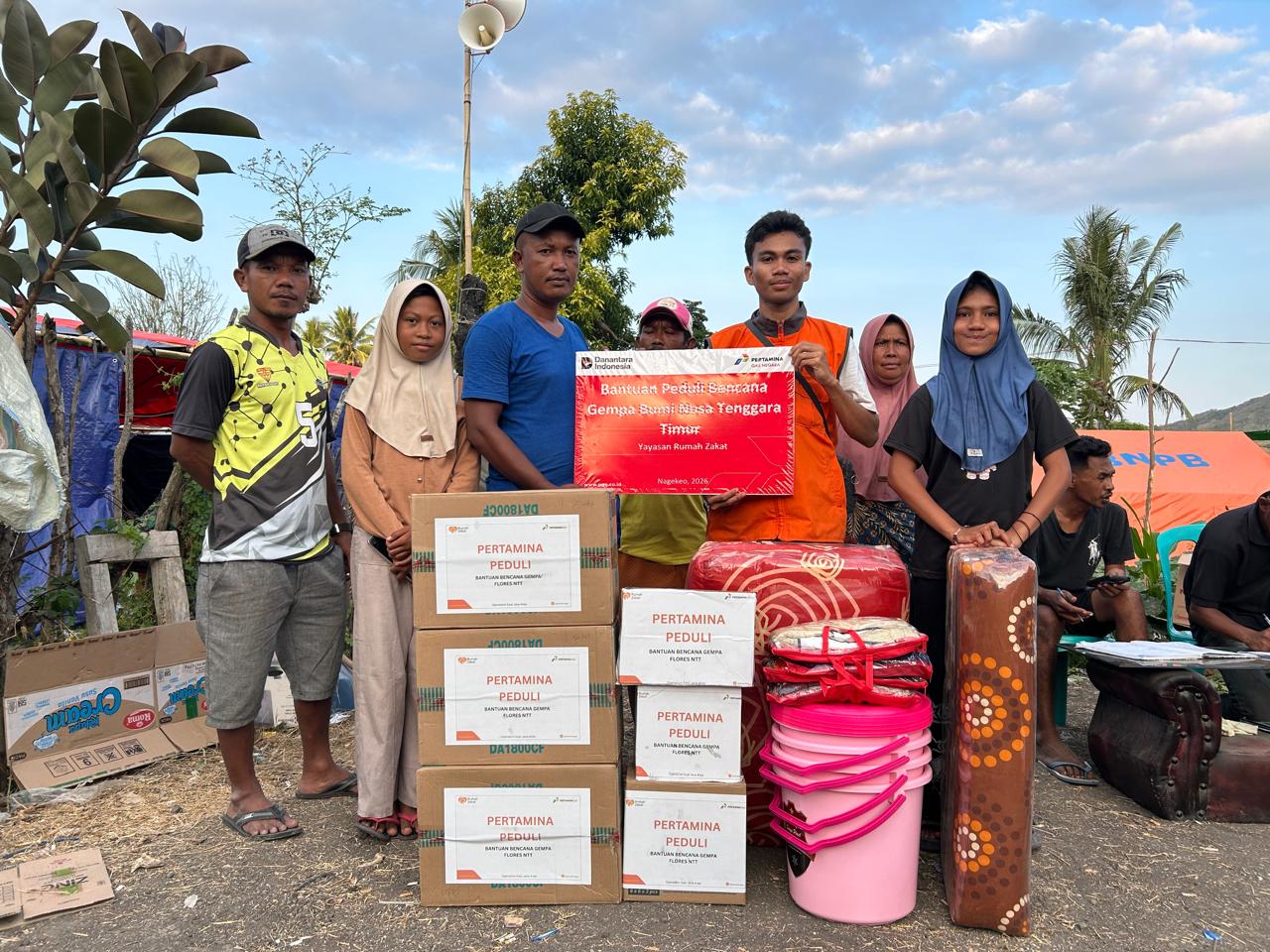 PGN dan Rumah Zakat menyalurkan 100 hygiene kit dan selimut untuk penyintas gempa di Manggarai Timur.