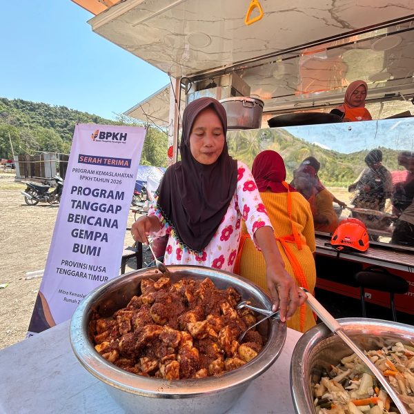 BPKH dan Rumah Zakat menyalurkan makanan siap saji untuk penyintas gempa di Manggarai Timur.
